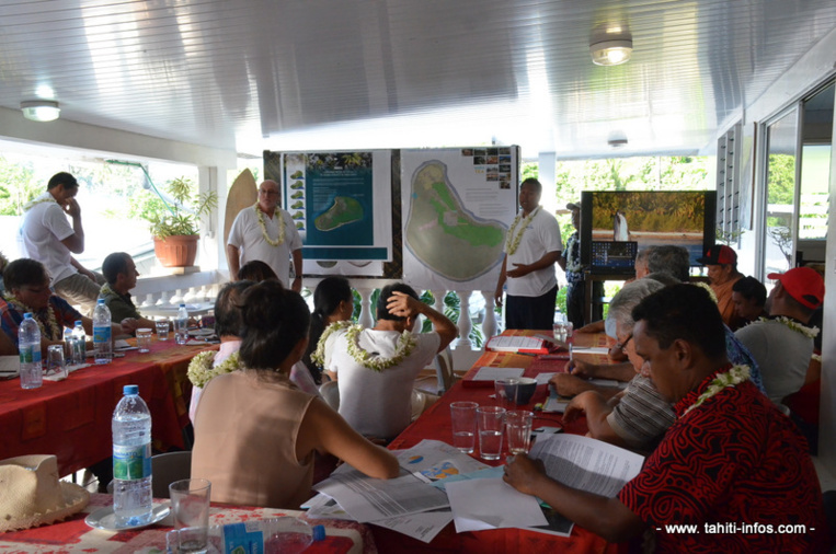 Colin Randall présente son projet au gouvernement. Colin Randall présente son projet au gouvernement.