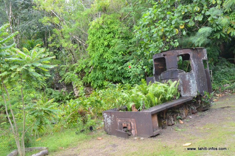 Une ancienne locomotive à vapeur, échouée au bord de la route. Une ancienne locomotive à vapeur, échouée au bord de la route.