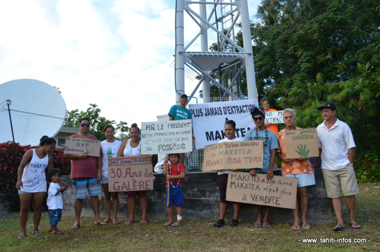 Les opposants au projet ont manifesté leur colère à l'arrivée du gouvernement près de la mairie. Les opposants au projet ont manifesté leur colère à l'arrivée du gouvernement près de la mairie.