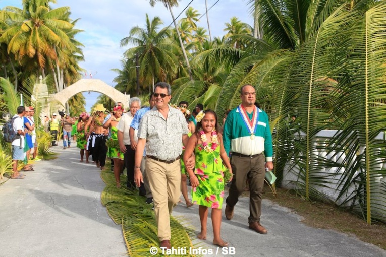 Le Président du Pays Edouard Fritch et le Maire Ernest Teagai en première ligne Le Président du Pays Edouard Fritch et le Maire Ernest Teagai en première ligne