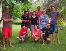 Alice Bousseyroux (debout les bras dans le dos) entourée des équipes de Manu, qui luttent sans relâche contre la PFF pour protéger nos espèces endémiques. (Crédit photo : SOP-Manu)
