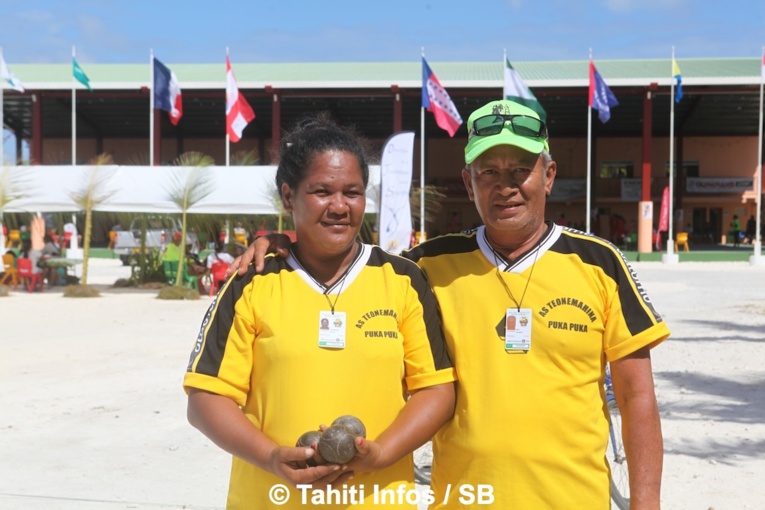 Jacques Iriti et Vairau Teriirere, médaillée d'or en pétanque