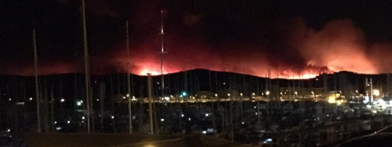 Incendies dans le Var: "On a vu le ciel rouge", racontent les habitants évacués
