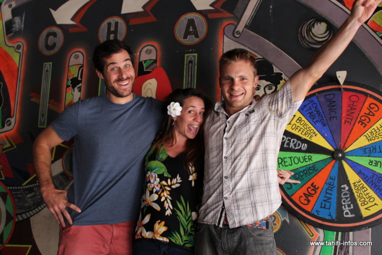: (De gauche à droite) Fabien  Medard, Alice Gosset et Benjamin Potié comptent parmi les acteurs confirmés de l’association Tahiti impro. Ils suivent les cours et participent au spectacle depuis le début de l’aventure, il y a deux ans.