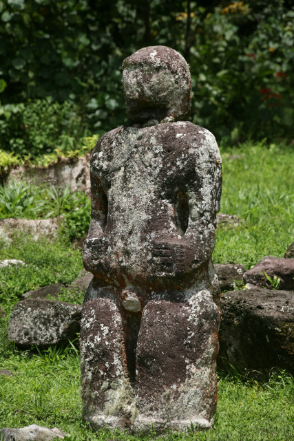 Le tiki gris se nomme Te Ha'a Tou Mahi a Naiki ; son corps, trop gros par rapport à sa tête, montre que les deux pièces n'ont pas été sculptées ensemble ; en fait, il aurait été décapité puis tardivement “rafistolé” avec la tête d'un autre tiki se trouvant sur le site.