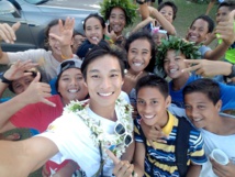 Teddy Teng, le parrain de l’édition 2017 avec les enfants de Taha’a. Teddy Teng, le parrain de l’édition 2017 avec les enfants de Taha’a.