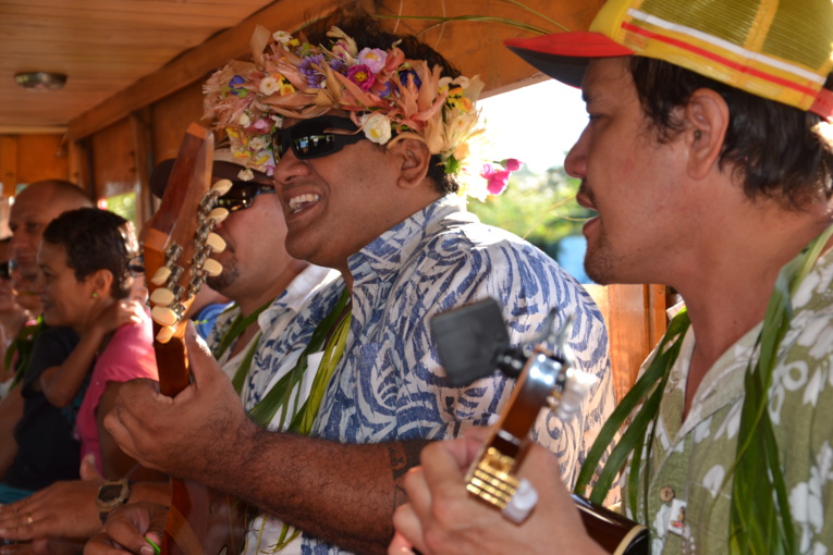 Festif, le voyage sera rythmé par les sons des ‘ukelele et les chants des musiciens. Festif, le voyage sera rythmé par les sons des ‘ukelele et les chants des musiciens.