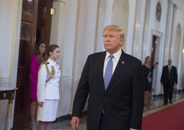 Le navire Trump prend l'eau de toute part