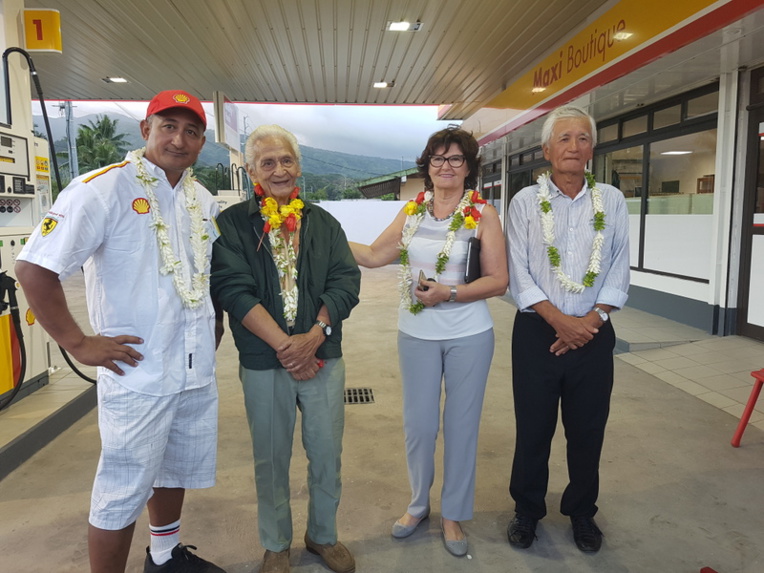 Luc et Beniamina Parau, gérants de la station Shell Papeari, jeudi soir pour l'inauguration, en compagnie du Pd-g du groupe Shell-Pacific, Albert Moux et de son épouse Nina.