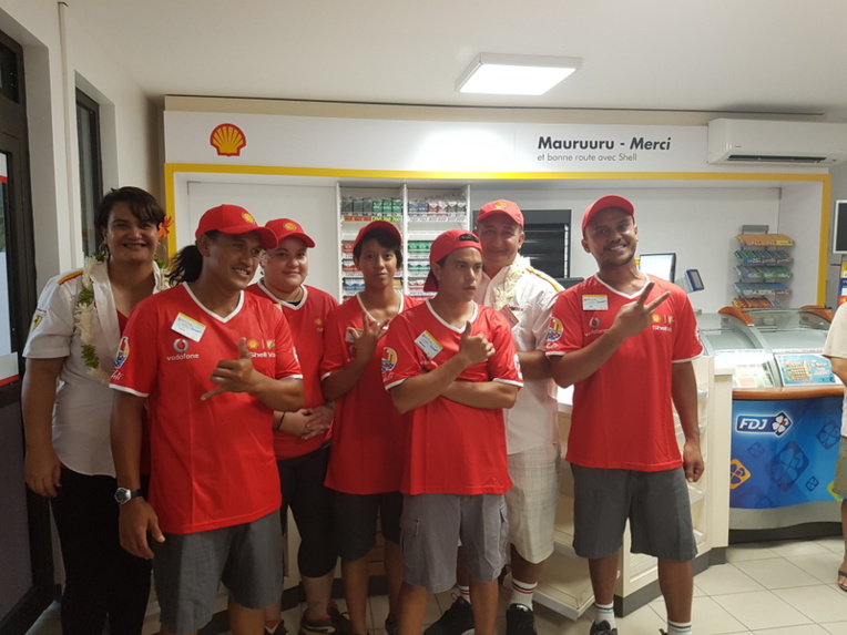 L'équipe de la station Shell Papeari.