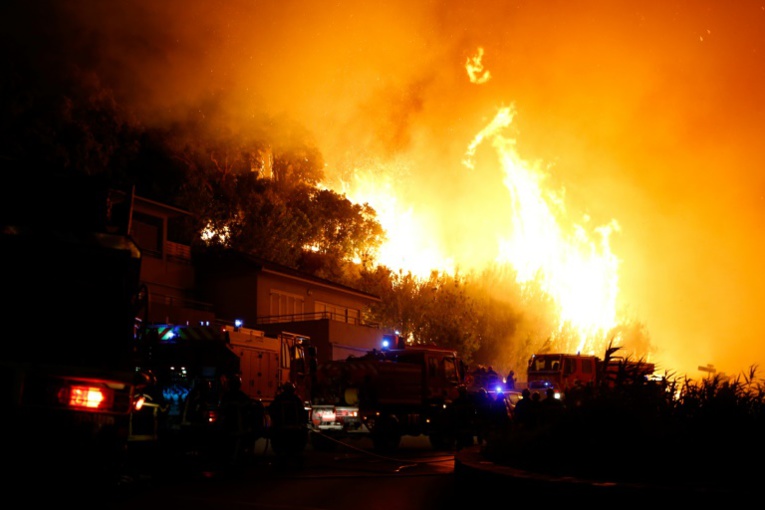 AFP / PASCAL POCHARD-CASABIANCA Des pompiers luttent contre un incendie à Biguglia, en Corse, le 24 juillet 2017