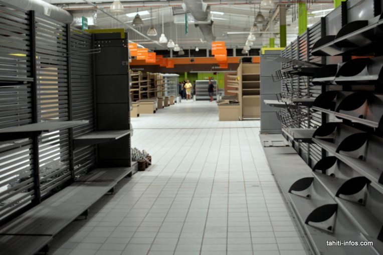 Des rangées interminables de rayons vides Des rangées interminables de rayons vides