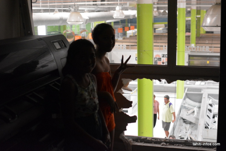 Deux enfants ont trouvé une cachette avec vue sur les acheteurs Deux enfants ont trouvé une cachette avec vue sur les acheteurs