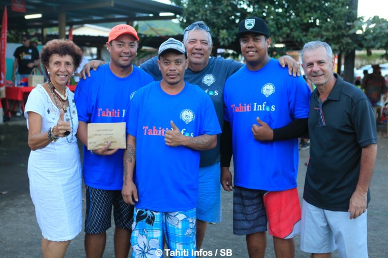 La Triplette gagnante avec Rémy Aumeran, Michel Cunéo représentant le goupe Fenua Communication et Chantal Vehiatua pour la Mairie de Papara La Triplette gagnante avec Rémy Aumeran, Michel Cunéo représentant le goupe Fenua Communication et Chantal Vehiatua pour la Mairie de Papara