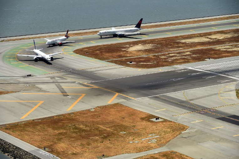 Un adolescent trop pressé de descendre de l'avion arrêté à San Francisco Un adolescent trop pressé de descendre de l'avion arrêté à San Francisco