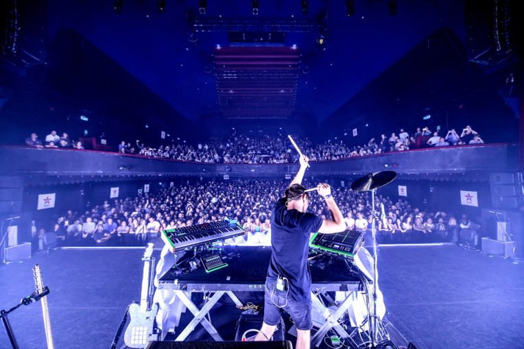 L'artiste, qui incarne le renouveau de la chillwave française, vient de remplir L'Olympia. L'artiste, qui incarne le renouveau de la chillwave française, vient de remplir L'Olympia.