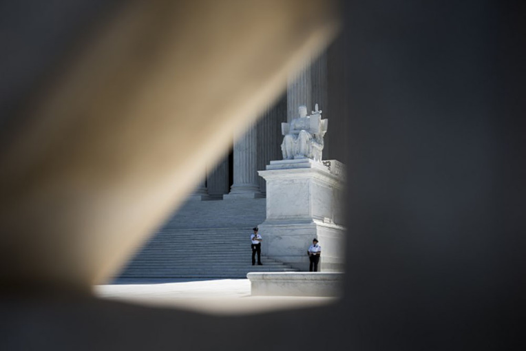 Coupable d'avoir poussé son ami au suicide, elle attend sa peine