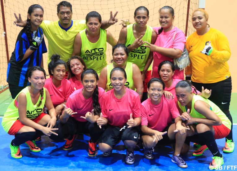 L'équipe féminine de Reao, médaillée d'or en futsal (en vert)