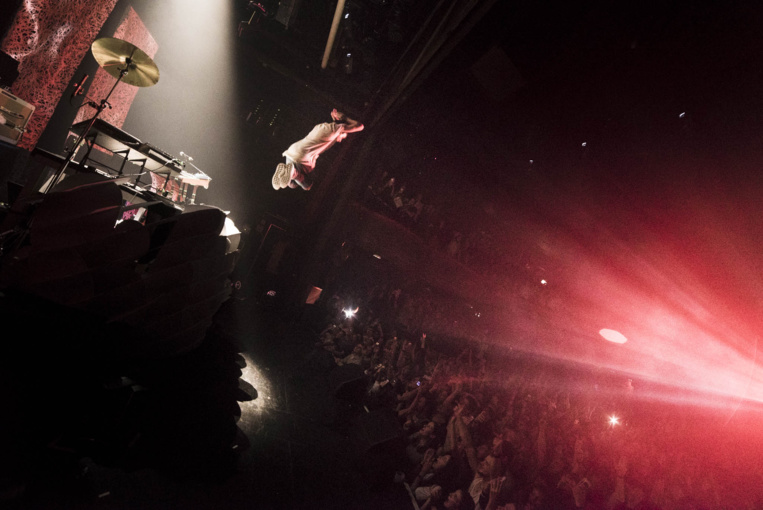 Surfeur dans l'âme, le jeune Niçois travaille dans un van transformé en home-studio. Surfeur dans l'âme, le jeune Niçois travaille dans un van transformé en home-studio.