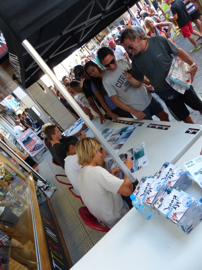 Séance de dédicaces mercredi des surfeurs pro de la Team Billabong Séance de dédicaces mercredi des surfeurs pro de la Team Billabong