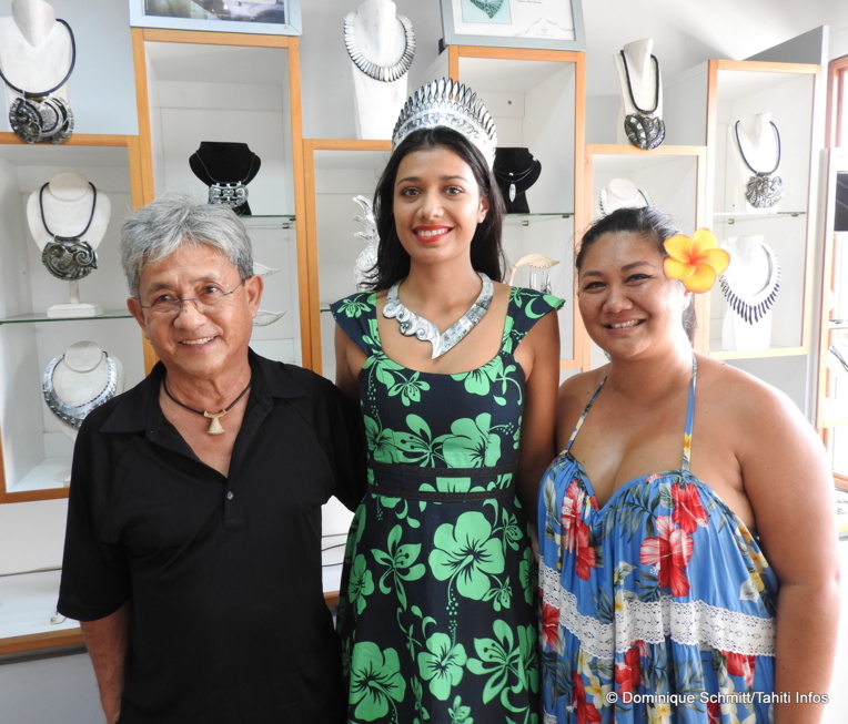 Hiro Ou Wen et sa fille Orama ont offert une superbe parure à Turouru Temorere. Hiro Ou Wen et sa fille Orama ont offert une superbe parure à Turouru Temorere.