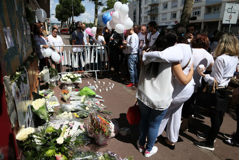 Les familles des 14 victimes de l'incendie du bar "Au Cuba Libre" expriment douleur et colère un an après Les familles des 14 victimes de l'incendie du bar "Au Cuba Libre" expriment douleur et colère un an après