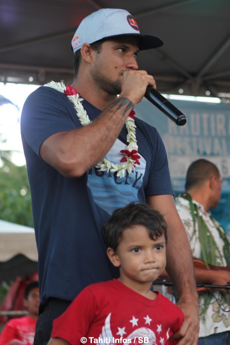 Michel Bourez était présent à la cérémonie d'ouverture Michel Bourez était présent à la cérémonie d'ouverture