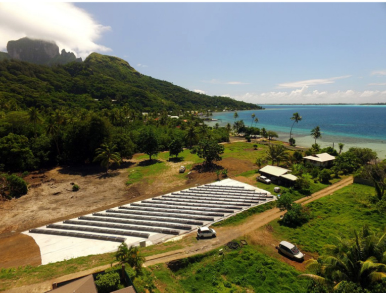 400 m² de panneaux solaires qui produisent… De l'eau ! Ils sont démontables et après un an d'essais à Bora Bora, ils partiront vers une autre ile pour continuer les essais.