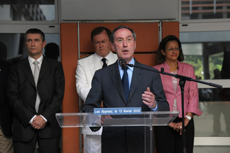 Le préfet de La Réunion, Amaury de Saint-Quentin, a annoncé mardi le déblocage de 1.800 contrats pour le milieu scolaire, un nombre jugé insuffisant par les maires.