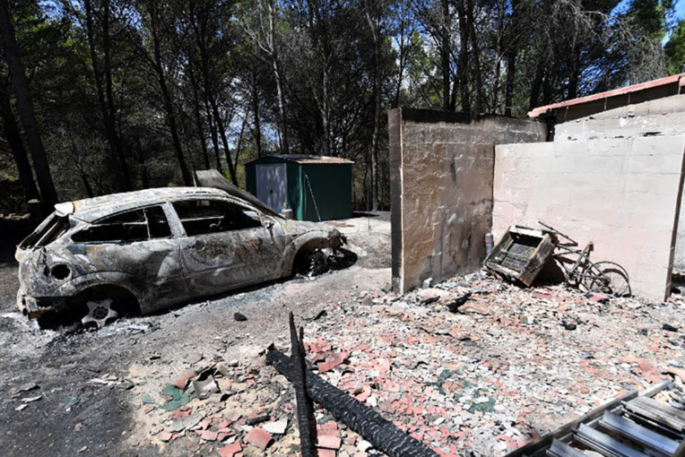 Hérault: l'incendie fixé, opérations de noyage en cours Hérault: l'incendie fixé, opérations de noyage en cours