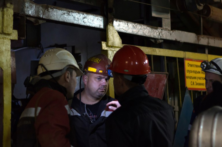 Russie: l'eau monte dans la mine où restent bloquées 8 personnes