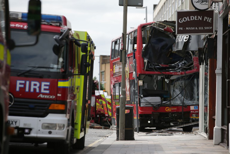 Un bus à impériale s'encastre dans un magasin à Londres: dix blessés