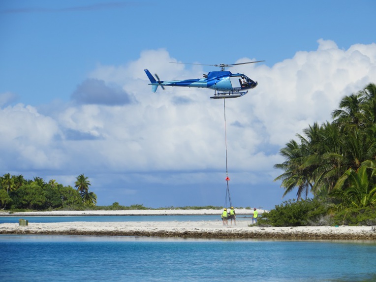 Le traitement des six îles a été effectué par hélicoptère