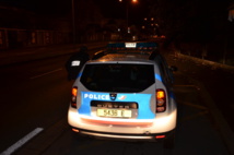 Ivre, il prend sa voiture avec une arme à l'intérieur Ivre, il prend sa voiture avec une arme à l'intérieur