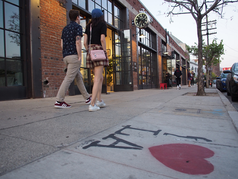 A Los Angeles, peindre les chaussées en blanc contre la chaleur A Los Angeles, peindre les chaussées en blanc contre la chaleur
