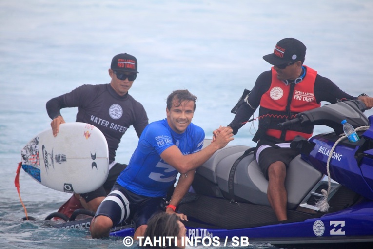 Julian WIlson, juste après sa victoire, avec Manoa Drollet et Patrice Chanzy Julian WIlson, juste après sa victoire, avec Manoa Drollet et Patrice Chanzy