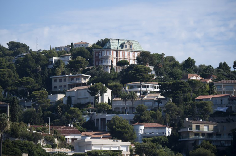 Macron porte plainte contre un photographe pour "harcèlement" Macron porte plainte contre un photographe pour "harcèlement"
