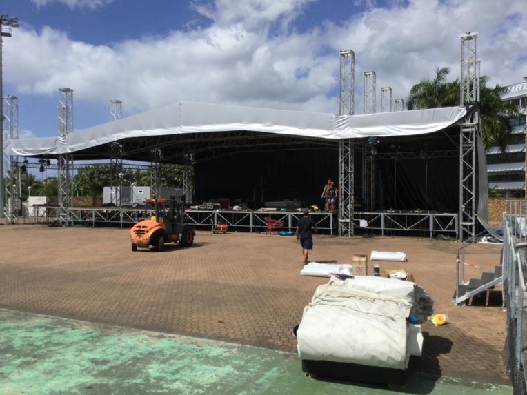 Une nouvelle bâche de couleur noire habille la scène Te Mana de la place To’ata. Une nouvelle bâche de couleur noire habille la scène Te Mana de la place To’ata.