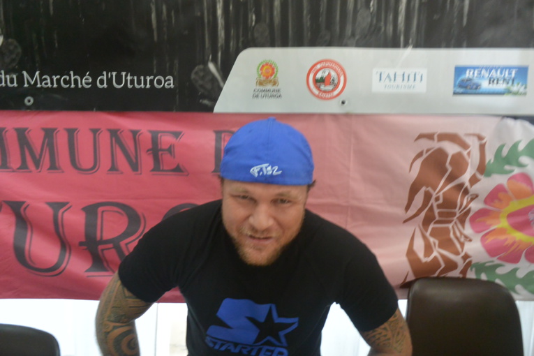 Heiarii Dangel, le tatoueur bien connu de Raiatea heureux d’accueillir chez lui les tatoueurs de Papeete et BoraBora.