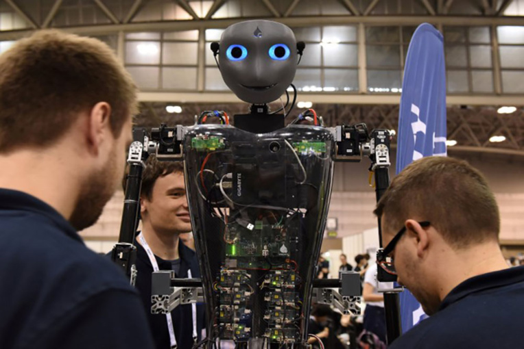 Un groupe de PDG, dont Elon Musk, met en garde contre les "robots tueurs" Un groupe de PDG, dont Elon Musk, met en garde contre les "robots tueurs"