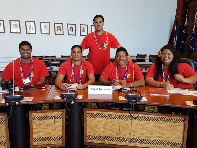 Les jeunes polynésiens à leur arrivée en Nouvelle-Calédonie. Les jeunes polynésiens à leur arrivée en Nouvelle-Calédonie.