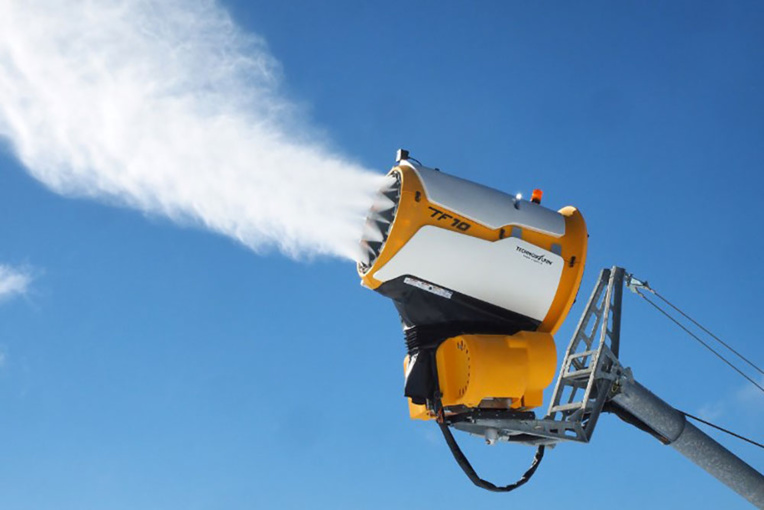 Aux Deux Alpes, des canons à neige sur le glacier, une première Aux Deux Alpes, des canons à neige sur le glacier, une première