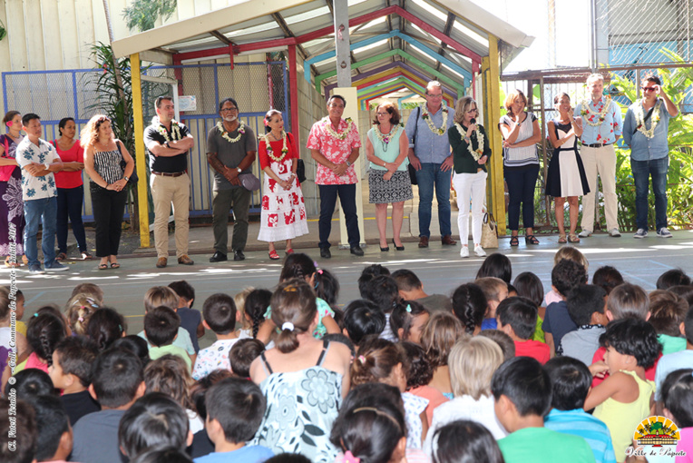 Le maire de Nouméa rencontre les enfants de l'école de St Paul - Ste Thérèse de Taunoa