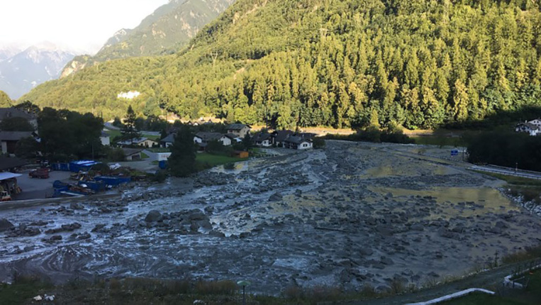 Huit disparus après un glissement de terrain dans les Alpes suisses