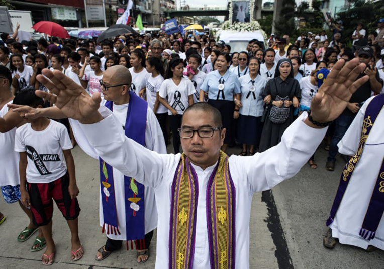 Philippines: les funérailles d'un adolescent tournent en vaste manifestation contre Duterte