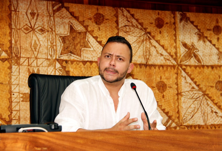 L'imitateur a rendu visite au président de la troisième institution en Polynésie et en a profité pour prendre place au perchoir de l’hémicycle. L'imitateur a rendu visite au président de la troisième institution en Polynésie et en a profité pour prendre place au perchoir de l’hémicycle.