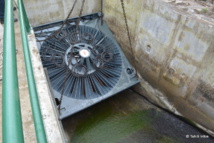 Après l'avoir descendu, il a fallut faire basculer la turbine pour la caler Après l'avoir descendu, il a fallut faire basculer la turbine pour la caler