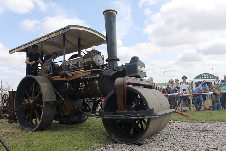 GB: Un rouleau-compresseur achève les travaux de Terry Pratchett GB: Un rouleau-compresseur achève les travaux de Terry Pratchett