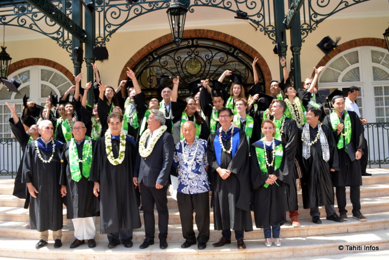 Les 17 étudiants diplômés de l'ECT ont fait honneur à leur parrain, Tahiti Infos, avec un taux de réussite de 100%.