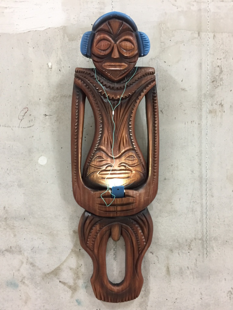 Les tiki et les motifs polynésiens sont toujours omniprésents dans les œuvres de John. Les tiki et les motifs polynésiens sont toujours omniprésents dans les œuvres de John.